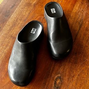 FitFlop Shuv black leather clogs